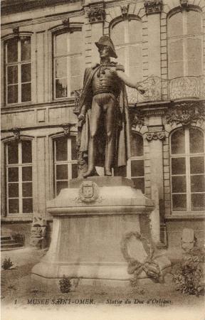 A l'intérieur de la cour se trouvait la statue du Duc d'Orléans.